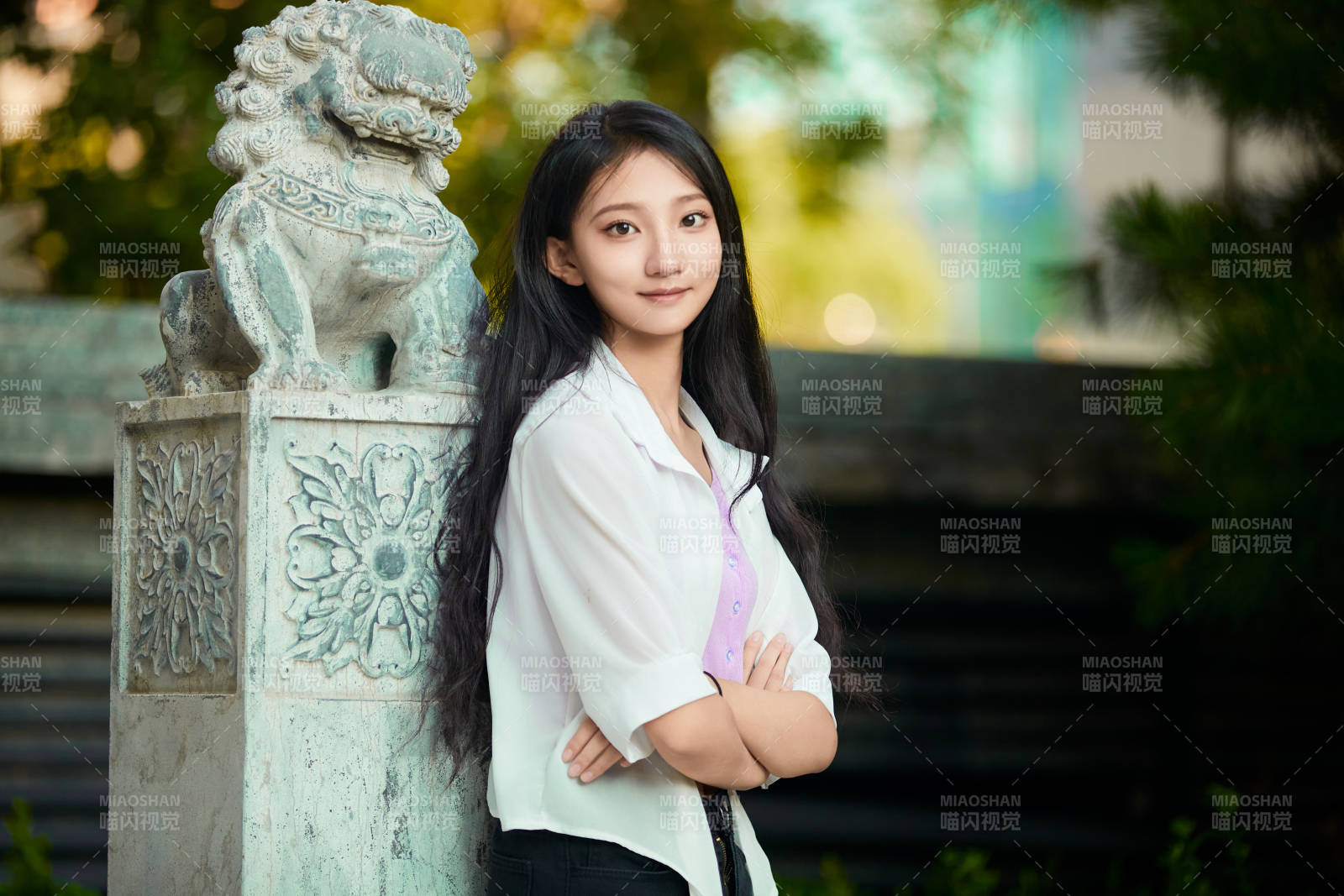 夕阳下在庭院休息拍照的亚洲少女图片