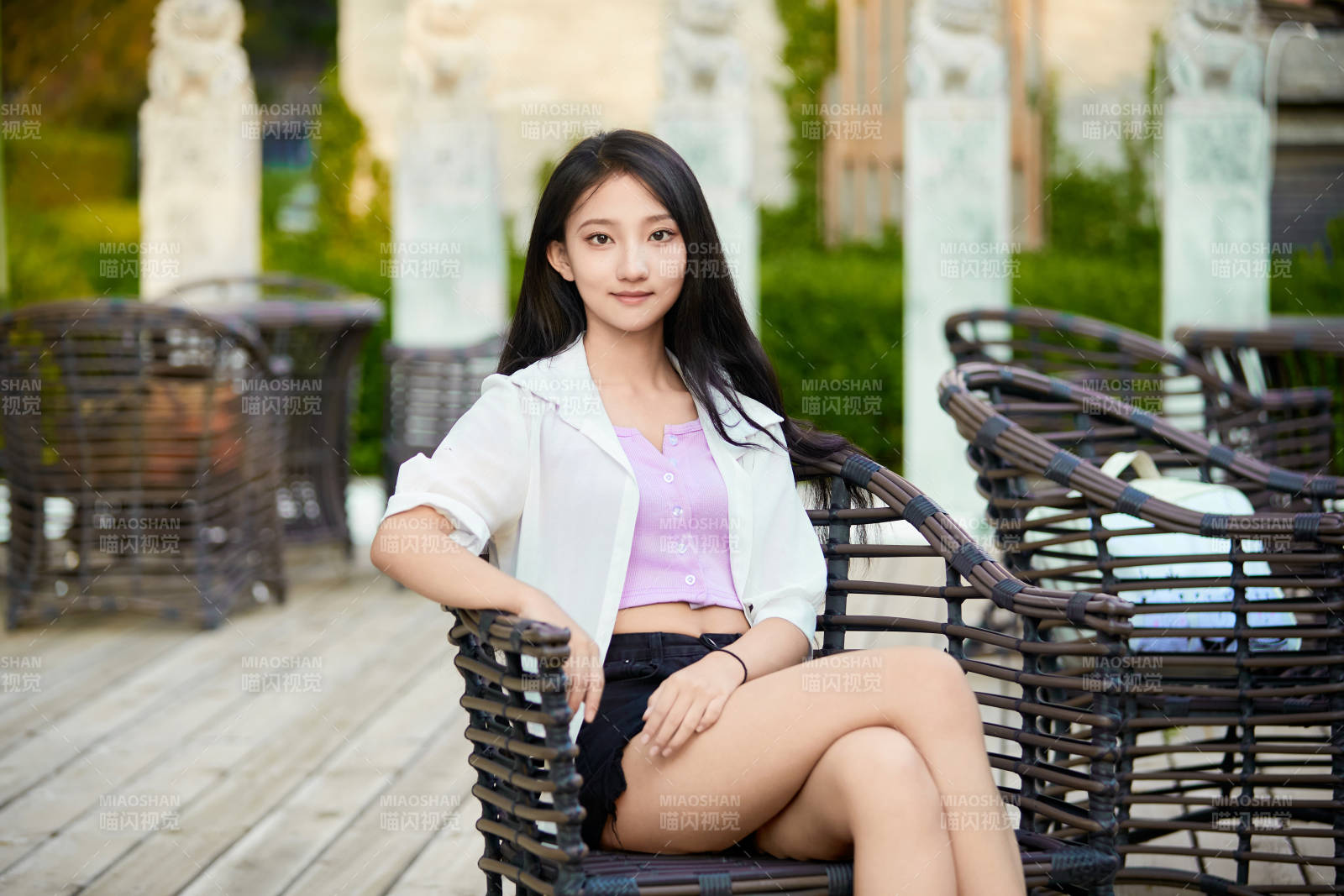 夕阳下在庭院休息拍照的亚洲少女图片