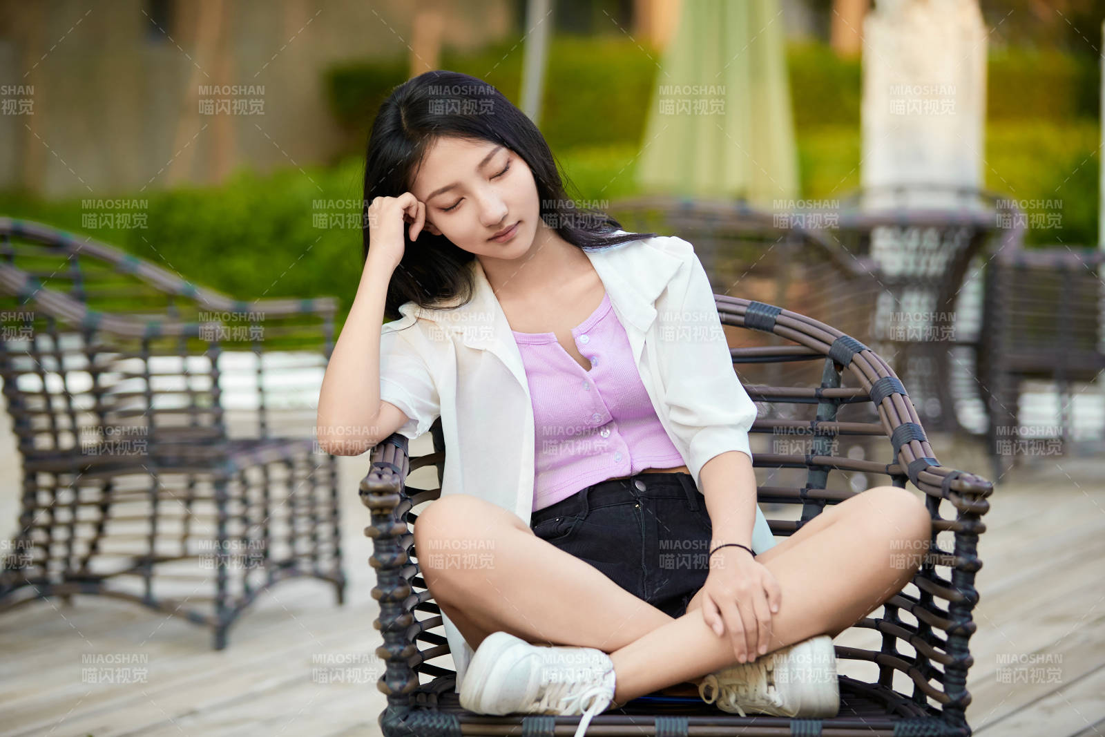 夕阳下在庭院休息拍照的亚洲少女图片