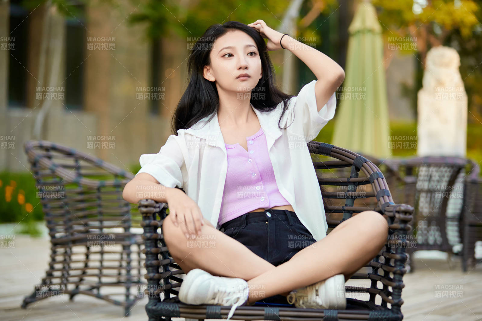 夕阳下在庭院休息拍照的亚洲少女图片