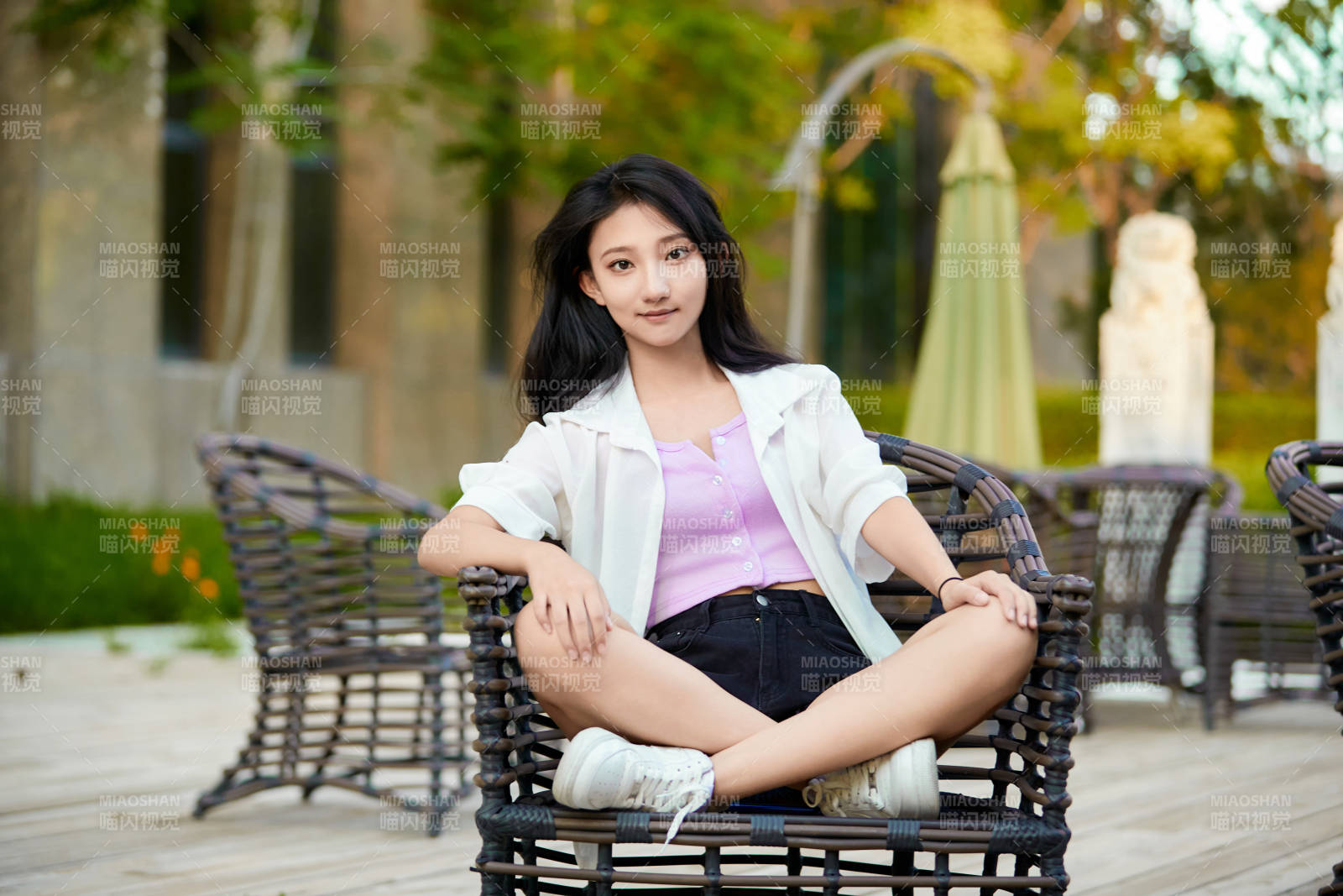 夕阳下在庭院休息拍照的亚洲少女图片