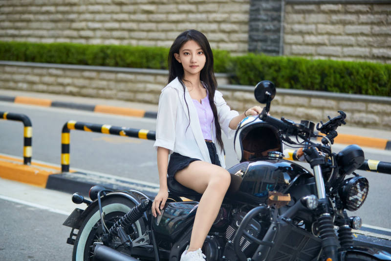 骑复古摩托车的中国少女图片