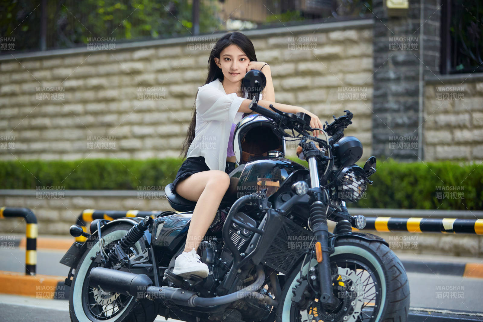 骑复古摩托车的中国少女图片