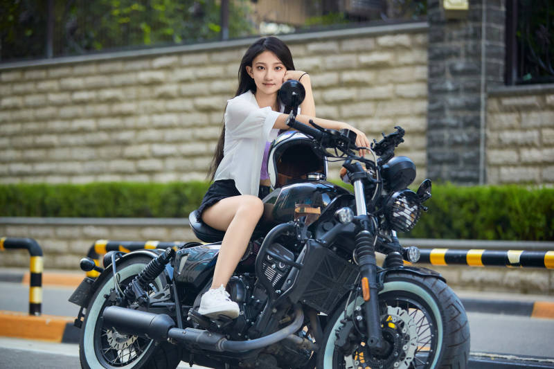 骑复古摩托车的中国少女图片