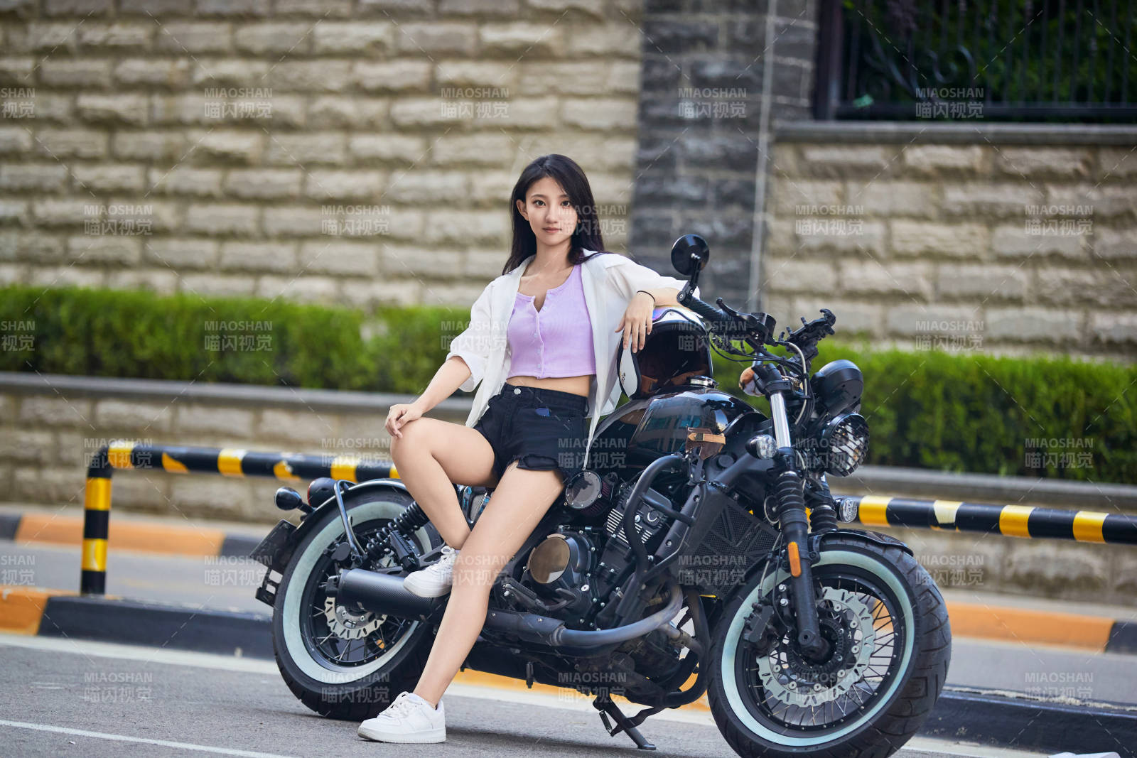 骑复古摩托车的中国少女图片