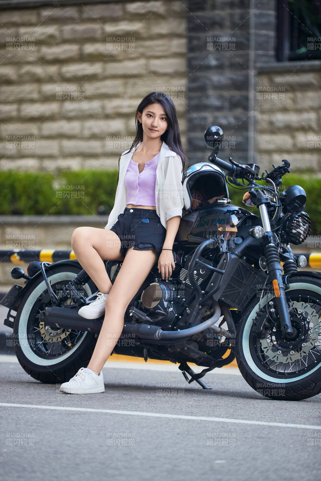 骑复古摩托车的中国少女图片