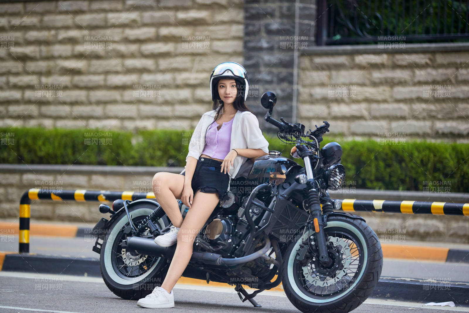 骑复古摩托车的中国少女图片