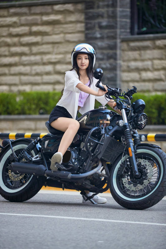 骑复古摩托车的中国少女图片