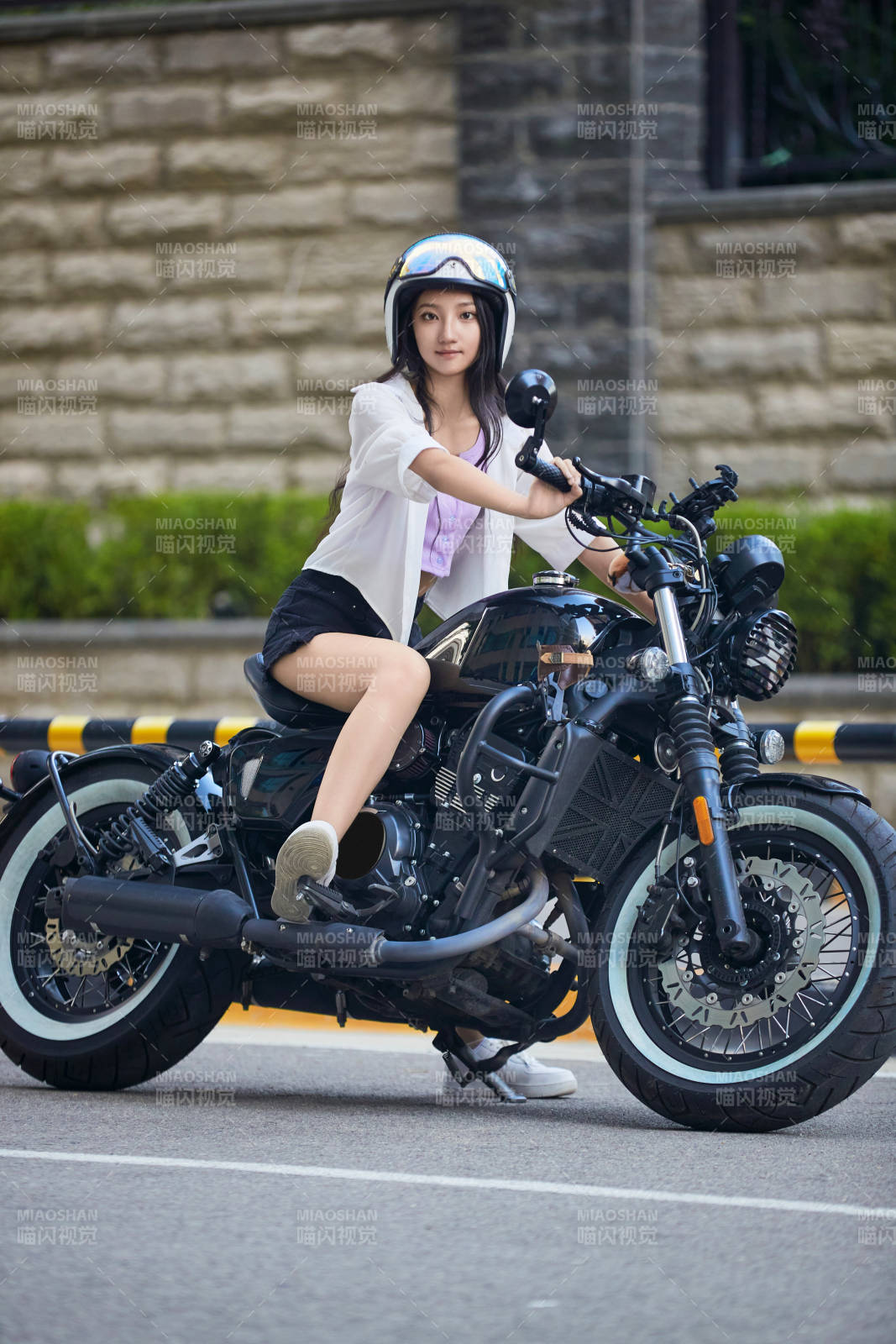 骑复古摩托车的中国少女图片