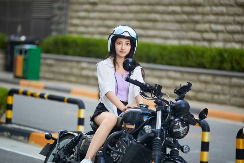 骑复古摩托车的中国少女图片