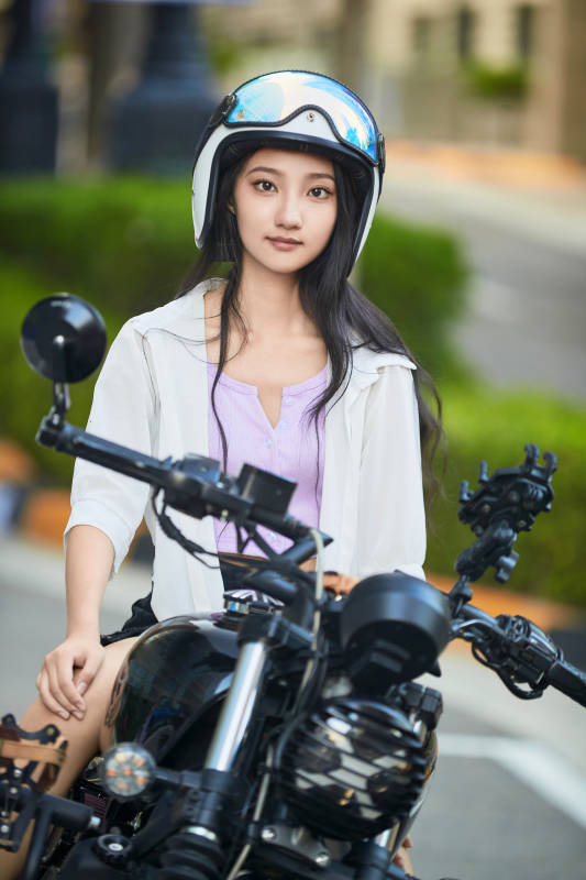 骑复古摩托车的中国少女图片