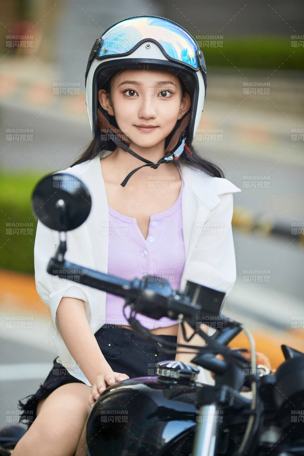 骑复古摩托车的中国少女图片