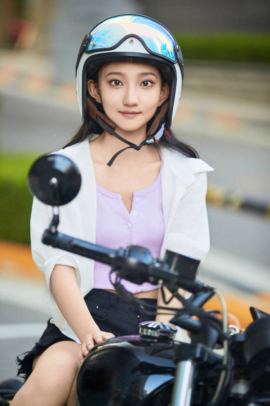 骑复古摩托车的中国少女图片