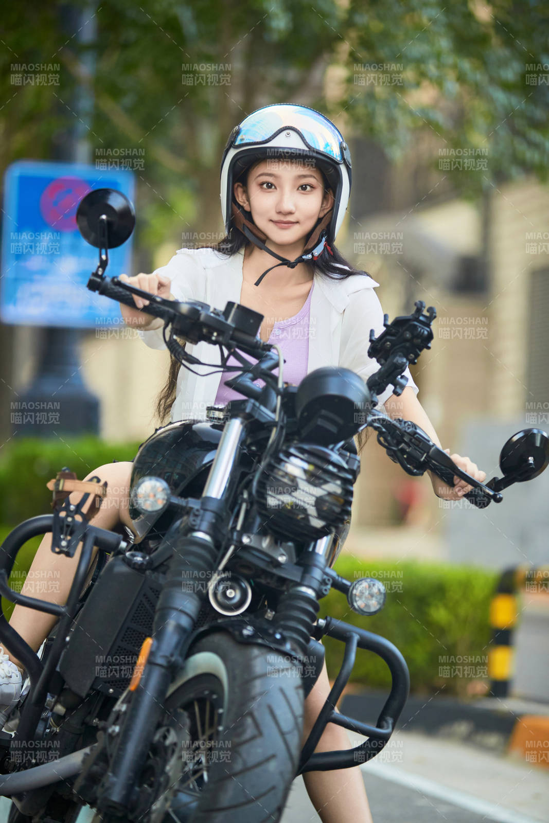 骑复古摩托车的中国少女图片