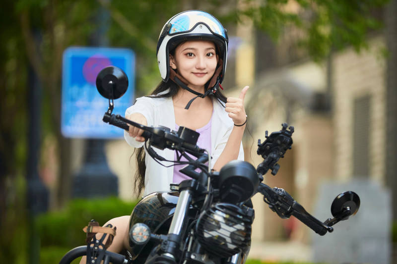 骑复古摩托车的中国少女图片