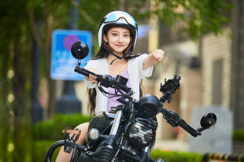 骑复古摩托车的中国少女图片