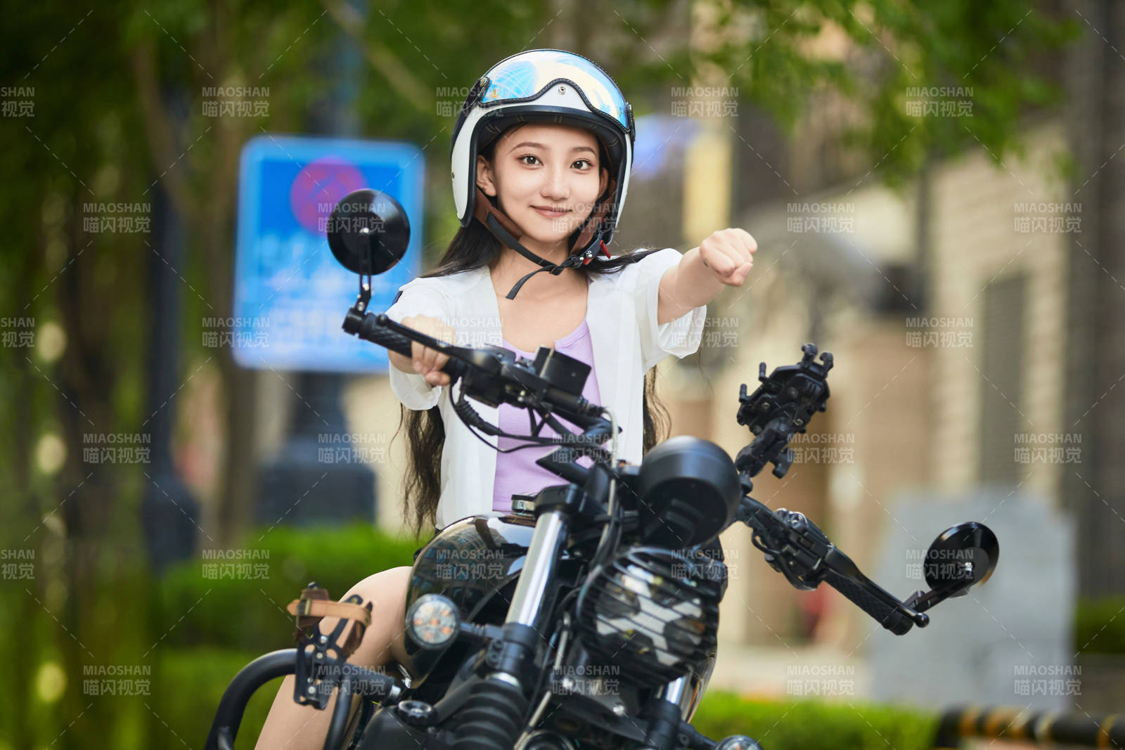 骑复古摩托车的中国少女图片