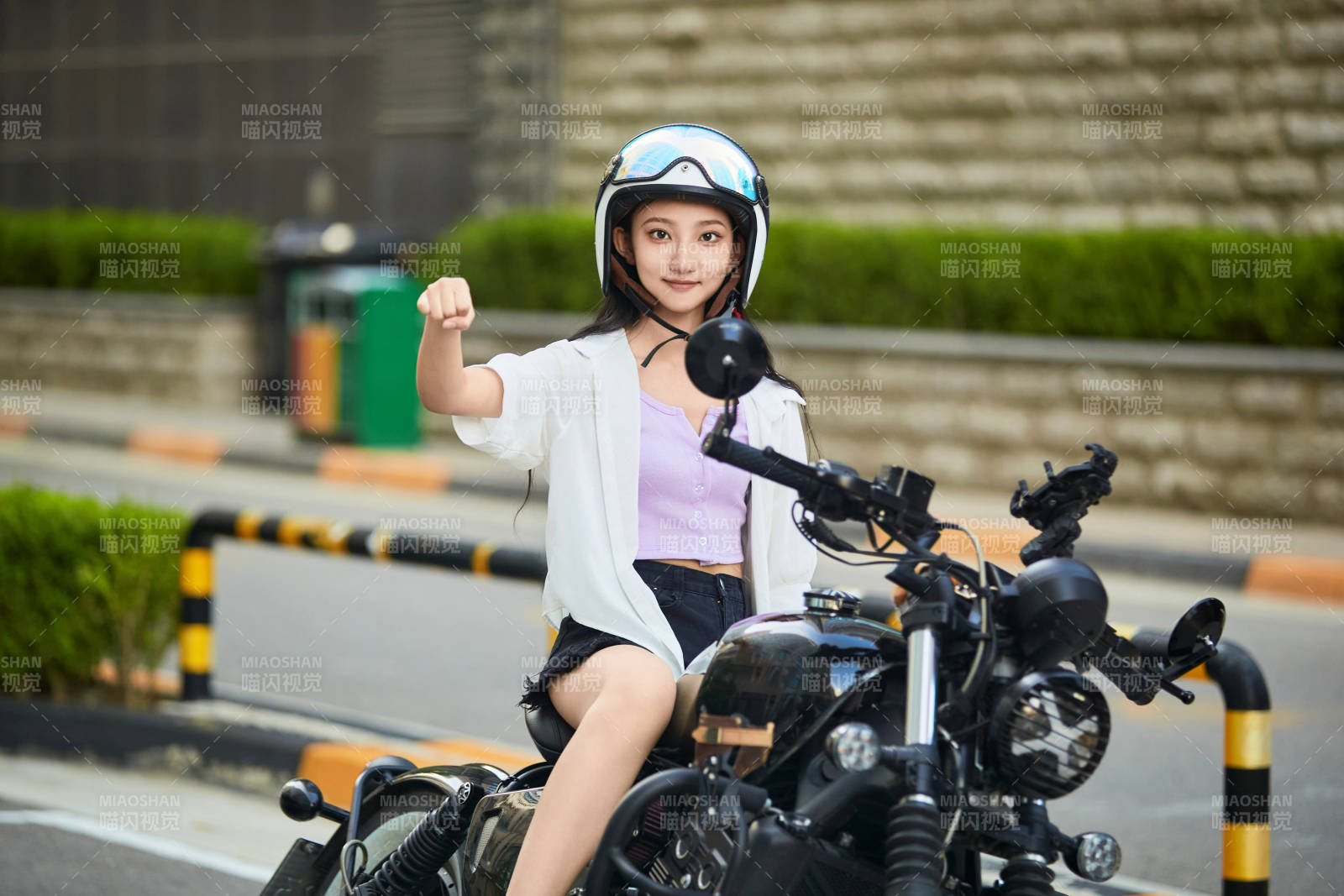 骑复古摩托车的中国少女图片