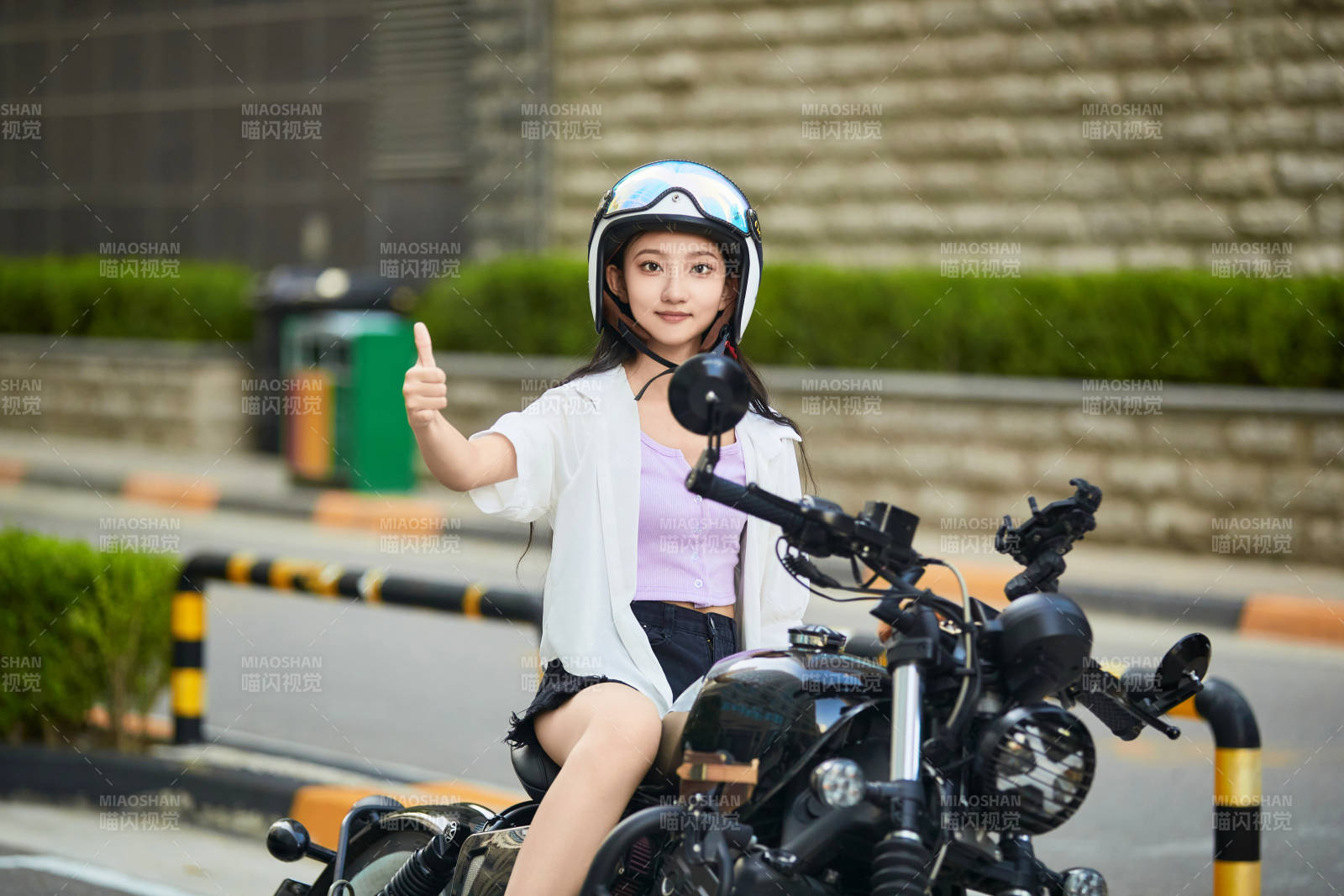 骑复古摩托车的中国少女图片