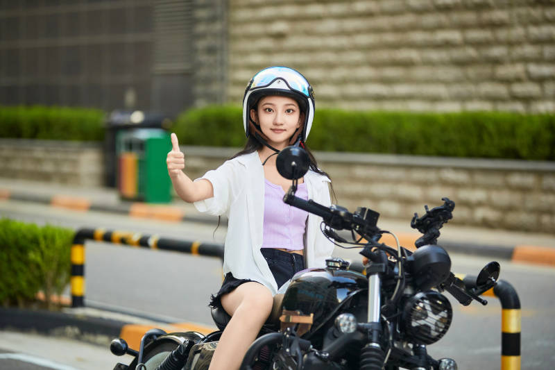 骑复古摩托车的中国少女图片