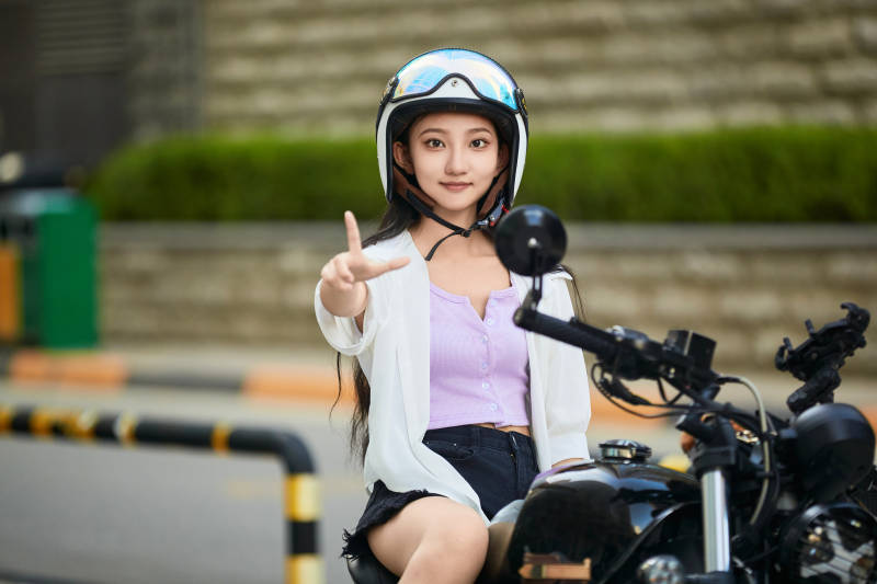 骑复古摩托车的中国少女图片