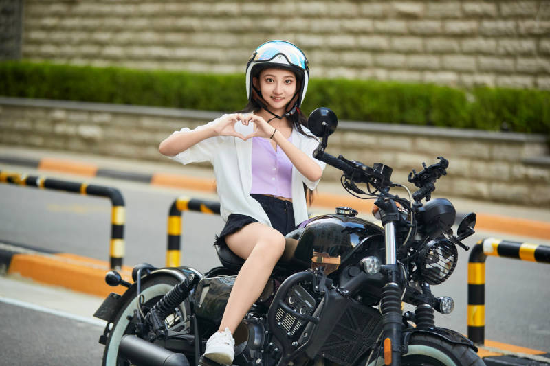 骑复古摩托车的中国少女图片