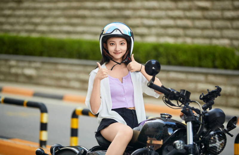骑复古摩托车的中国少女图片