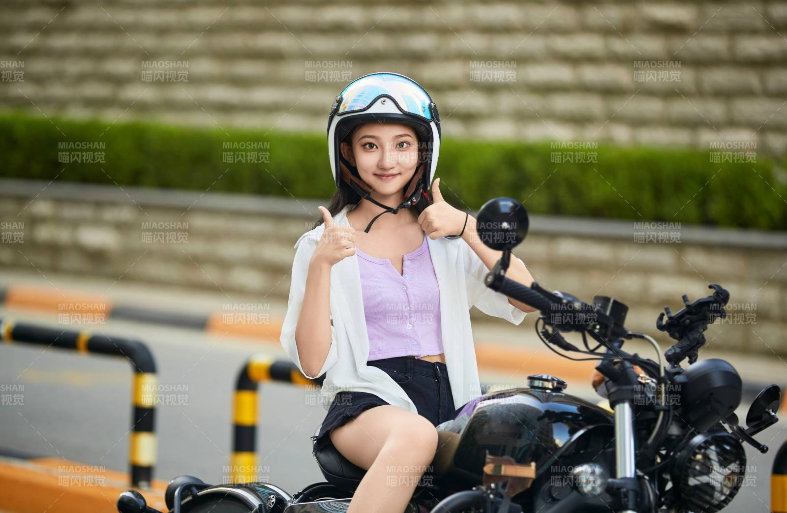 骑复古摩托车的中国少女图片