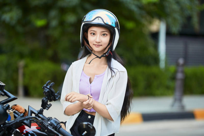 骑复古摩托车的中国少女图片