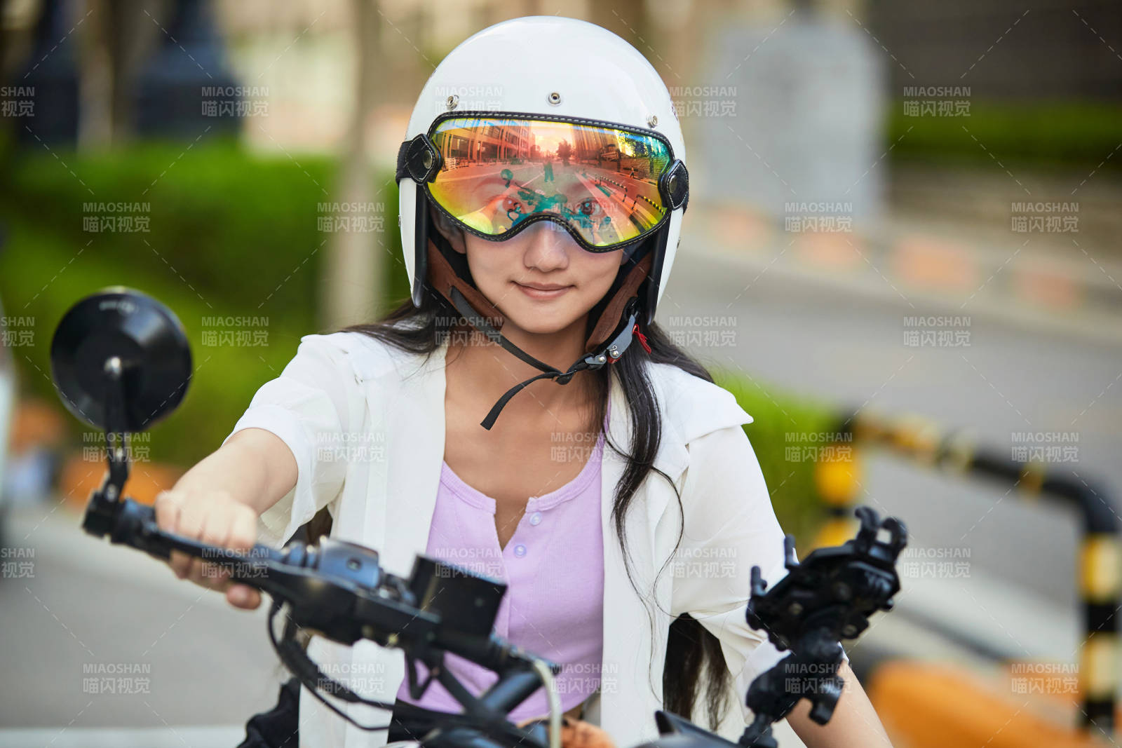 骑复古摩托车的中国少女图片