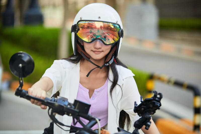 骑复古摩托车的中国少女图片