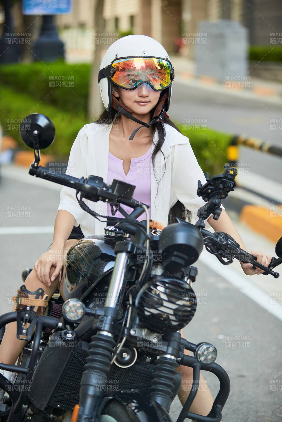 骑复古摩托车的中国少女图片