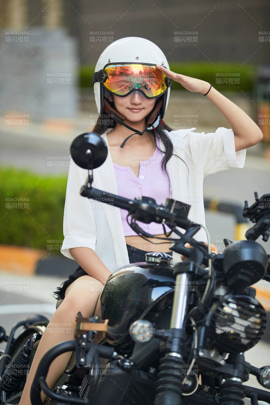 骑复古摩托车的中国少女图片