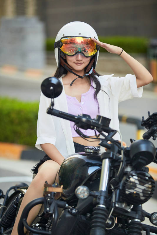 骑复古摩托车的中国少女图片