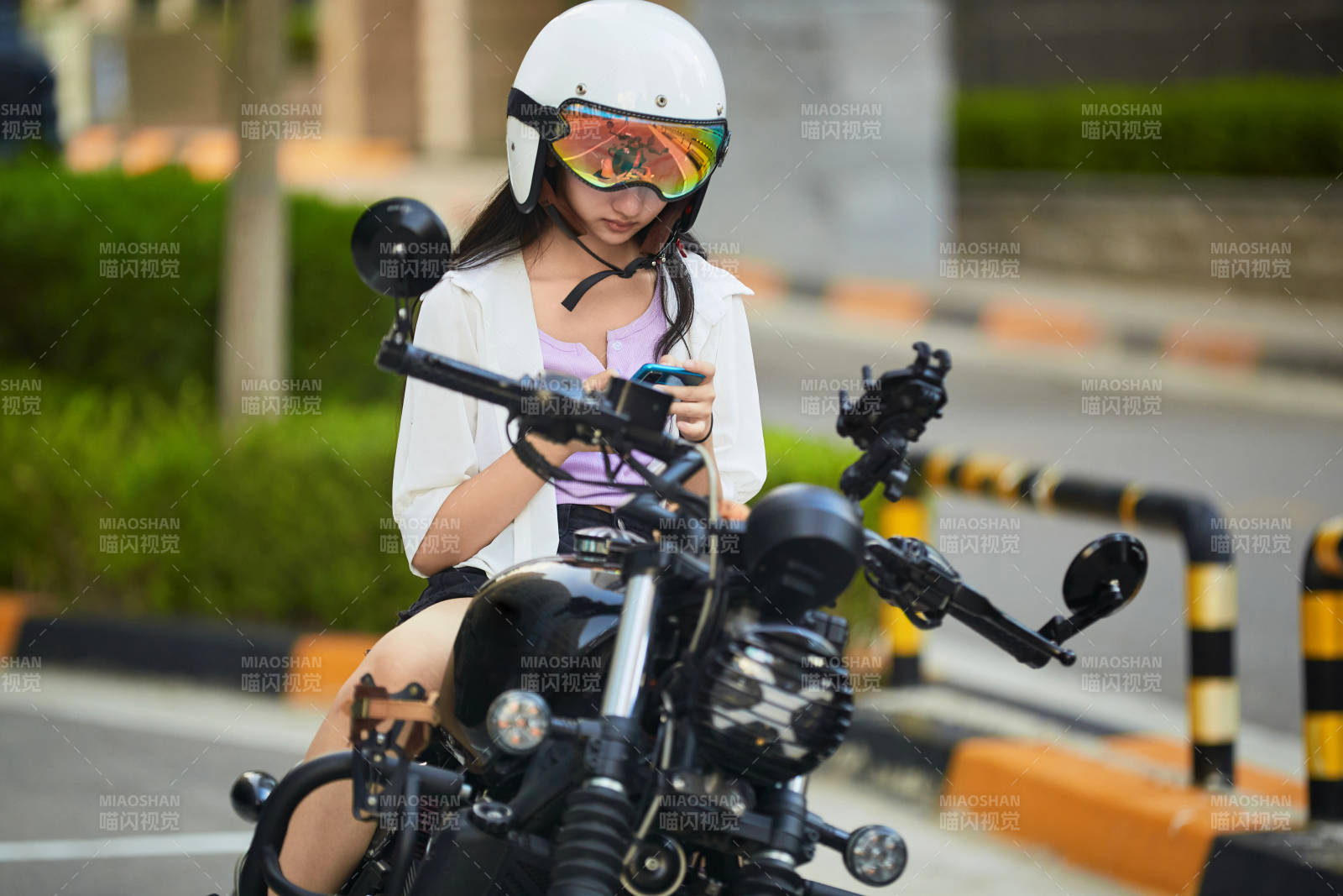 骑复古摩托车的中国少女图片