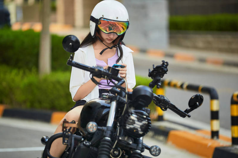 骑复古摩托车的中国少女图片
