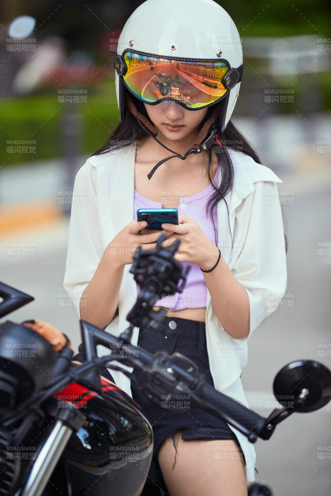 骑复古摩托车的中国少女图片