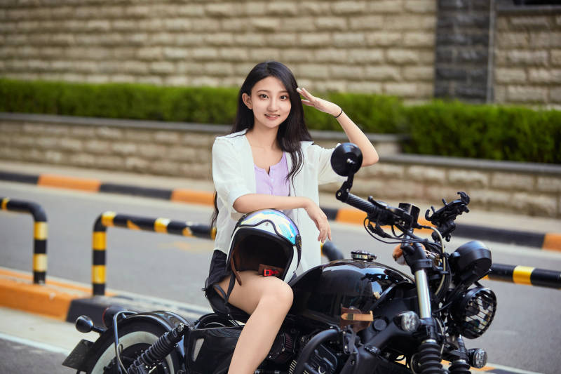 骑复古摩托车的中国少女图片