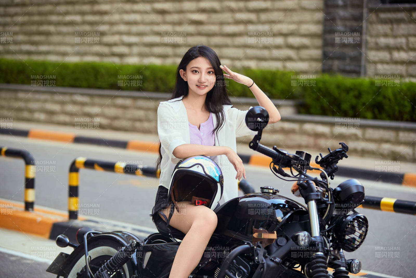 骑复古摩托车的中国少女图片