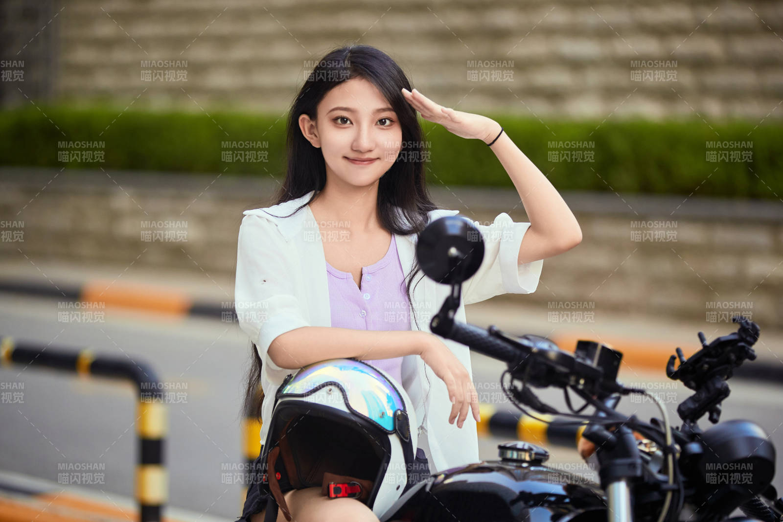 骑复古摩托车的中国少女图片