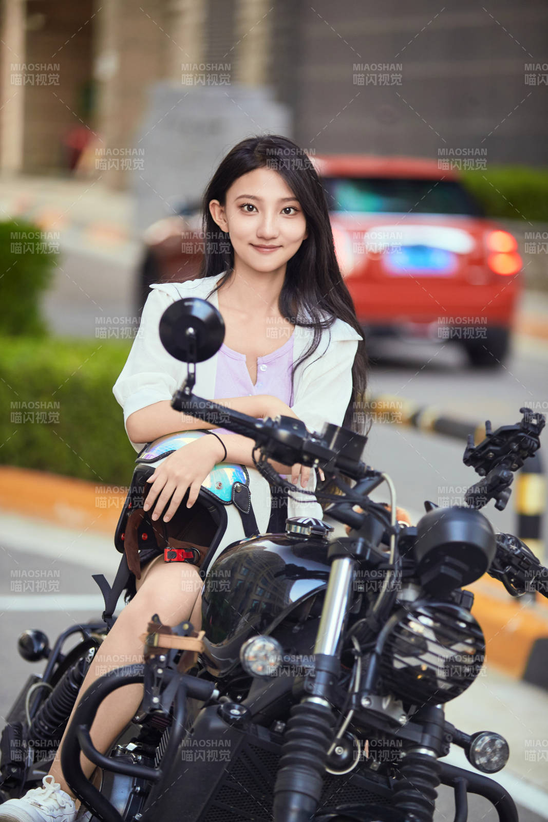 骑复古摩托车的中国少女图片