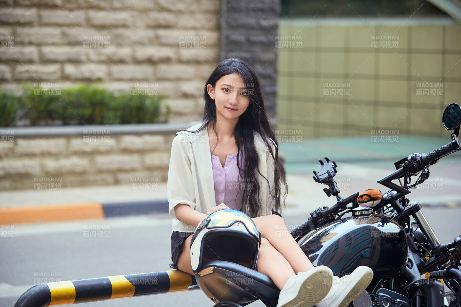 骑复古摩托车的中国少女图片