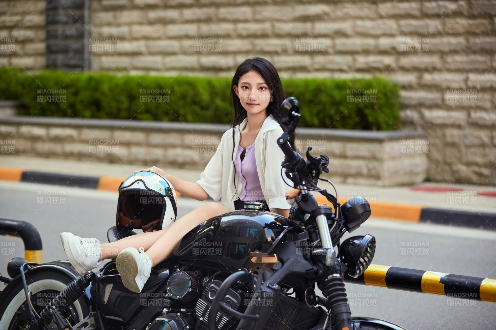 骑复古摩托车的中国少女图片