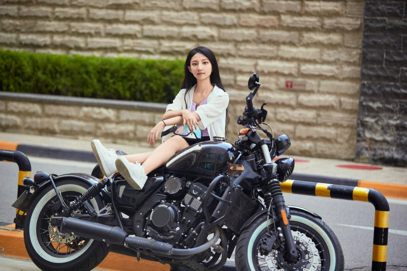 骑复古摩托车的中国少女图片