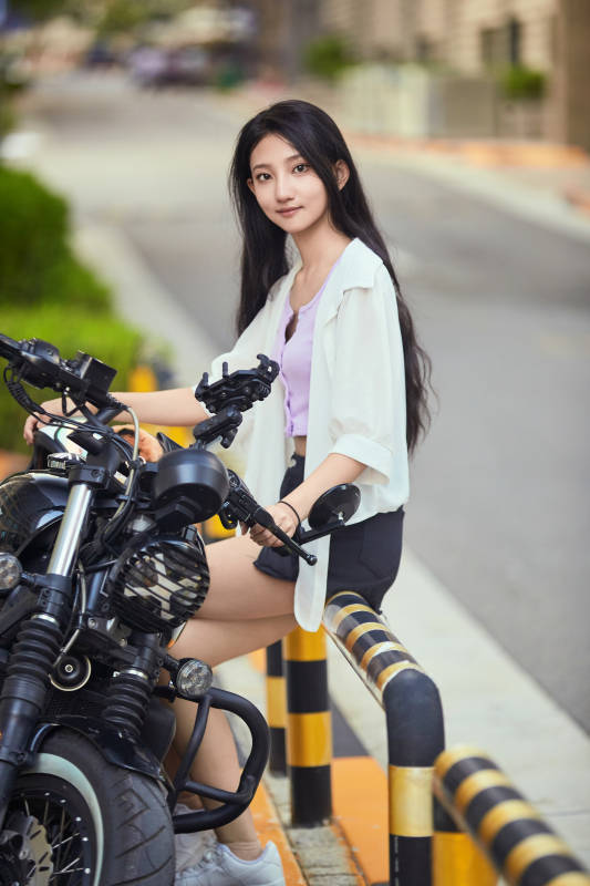 骑复古摩托车的中国少女图片