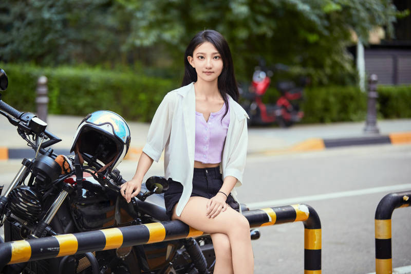 骑复古摩托车的中国少女图片