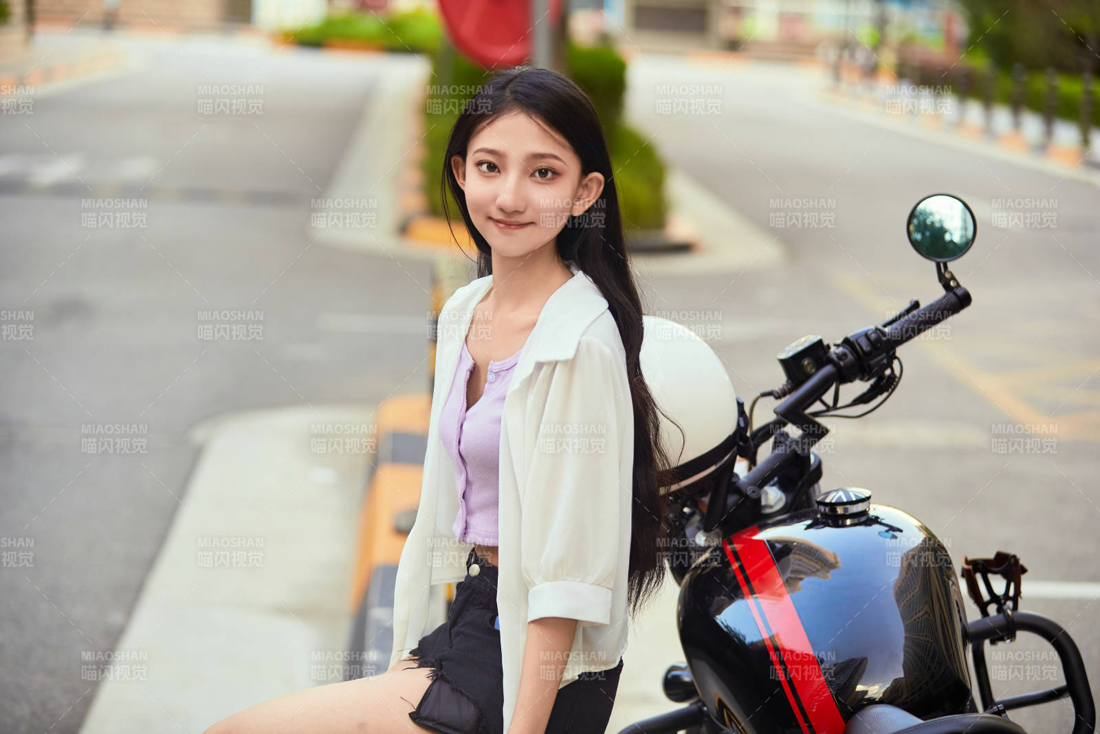 骑复古摩托车的中国少女图片