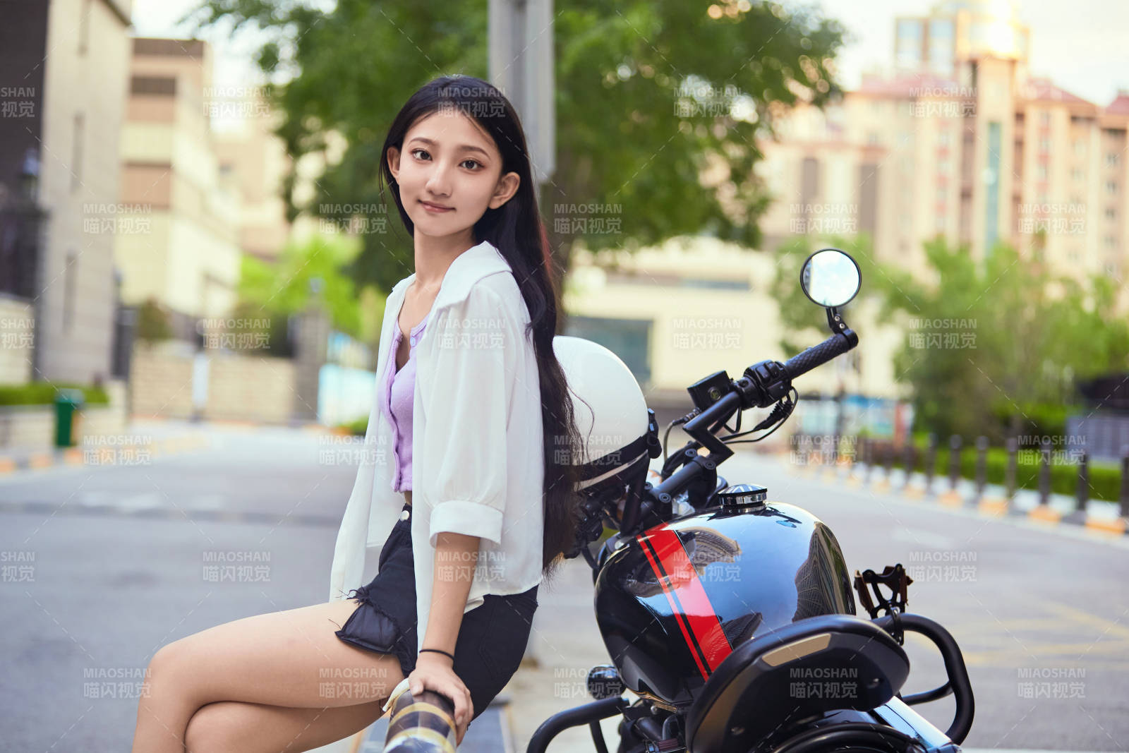 骑复古摩托车的中国少女图片