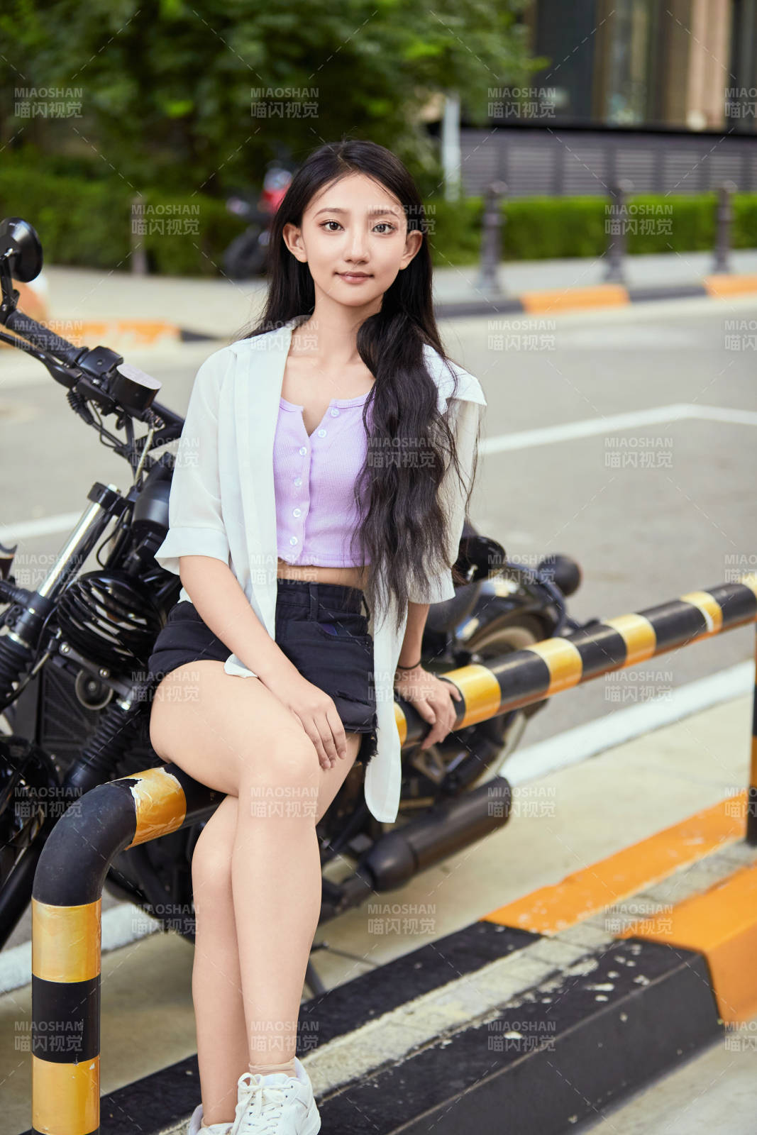 骑复古摩托车的中国少女图片