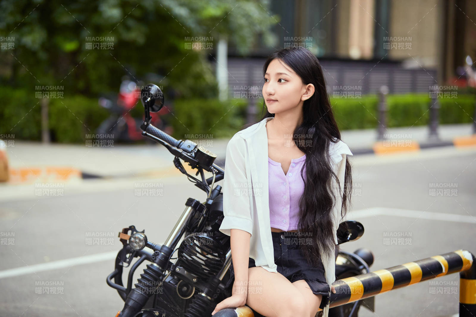 骑复古摩托车的中国少女图片